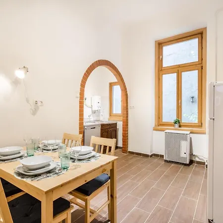 Bpr Toffee Design With A/c * Budapest